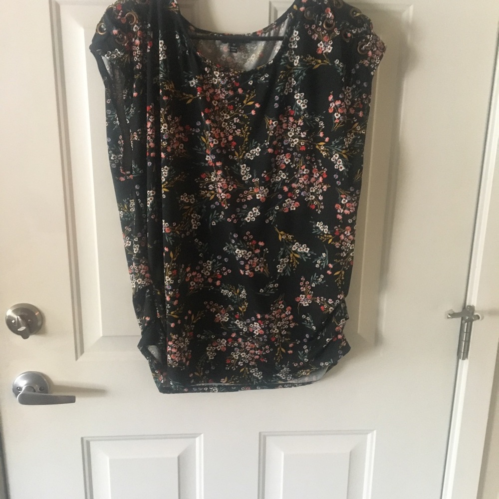 AUW size 1x with decorative cap sleeve